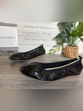 Lizza Foldable Portable Faux Snake Textured Ballet Flats in Black. Size 36 US 6